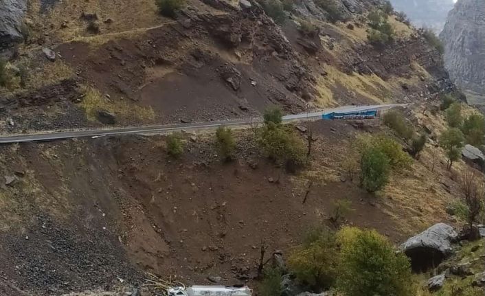 Şırnak’ta su tankeri uçurumdan yuvarlandı: 1 yaralı
