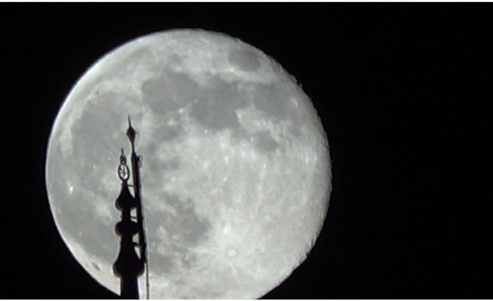 Şişkin ay görsel şölen sundu