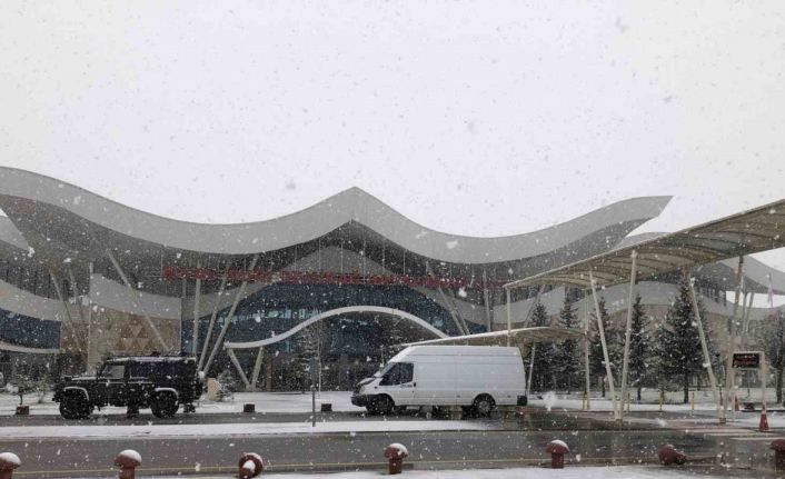 Sivas özüne döndü, kent merkezinde kar yağışı başladı