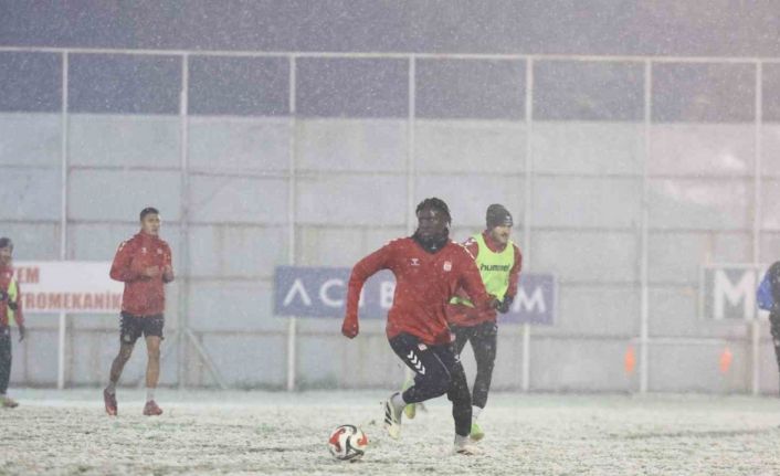 Sivasspor kar altında çalıştı