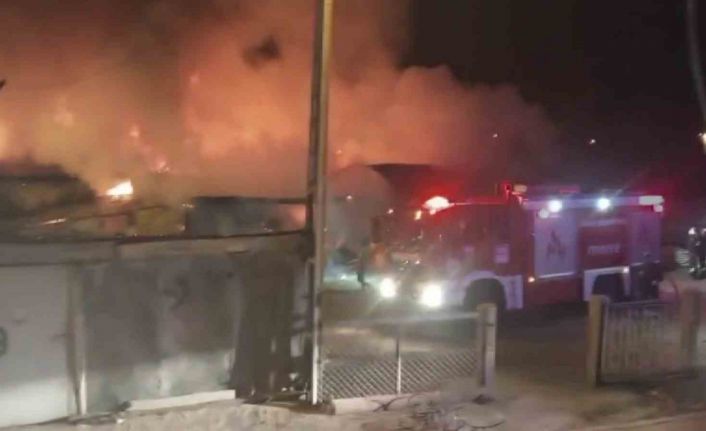 Sivas’ta ahır yangını geceyi aydınlattı