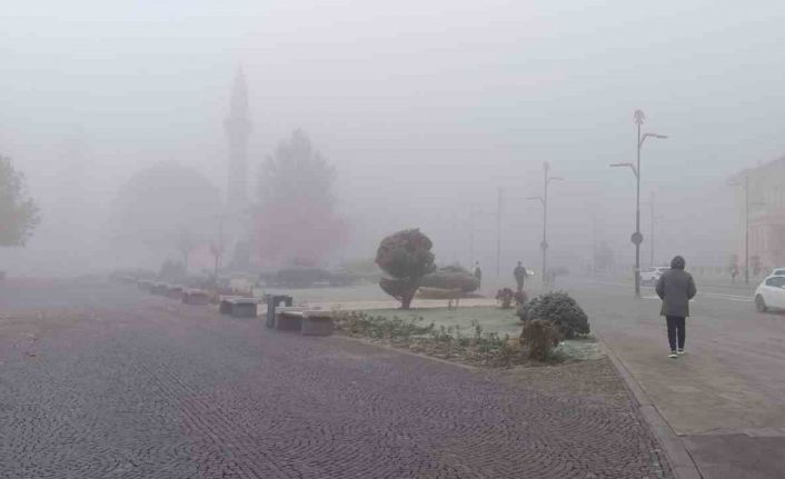 Sivas’ta yoğun sis etkili oldu araçlar görünmez hale geldi