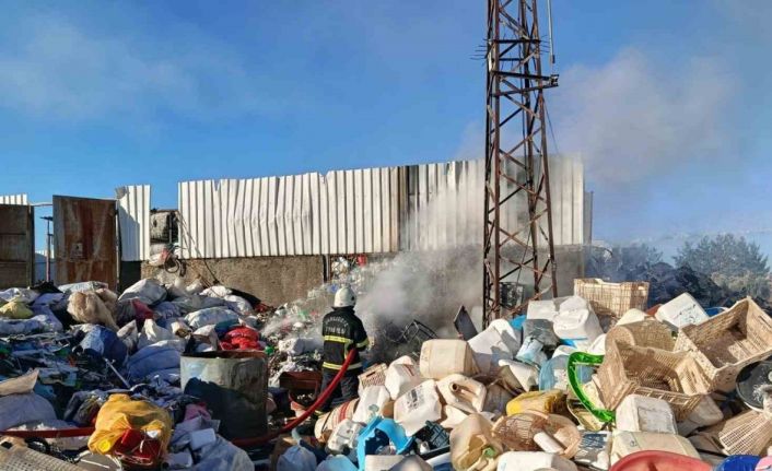 Siverek’te hurdacıda çıkan yangın itfaiye ekiplerince söndürüldü