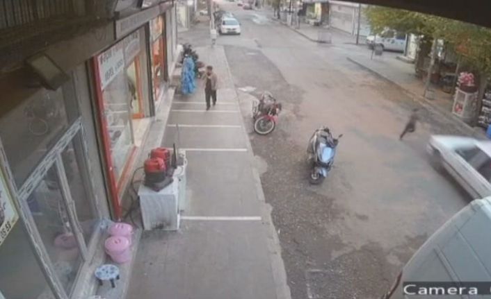 Siverek’te otomobilin çarptığı çocuk, ayağa kalkarak kaçtı