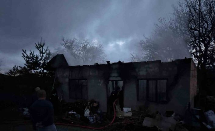 Sobaya yakmak için benzin döktü, hem kendini hem evi yaktı