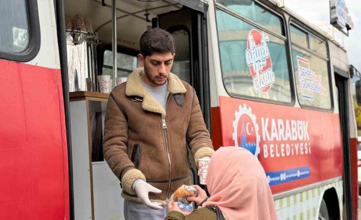 Soğuk sabahlar belediyenin çorba ikramıyla ısınıyor