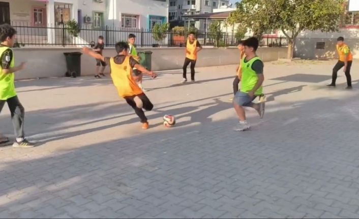 Sokak arasında taş kaleyle transfer duyurusu gülümsetti