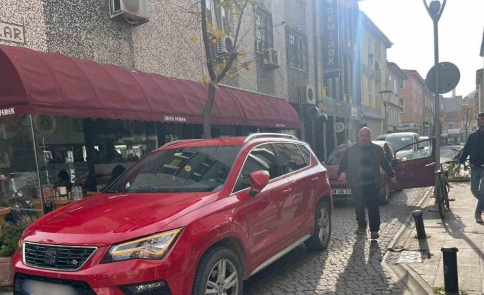 Sokak ortasına otomobilini bırakıp işlerini halletmeye gitti