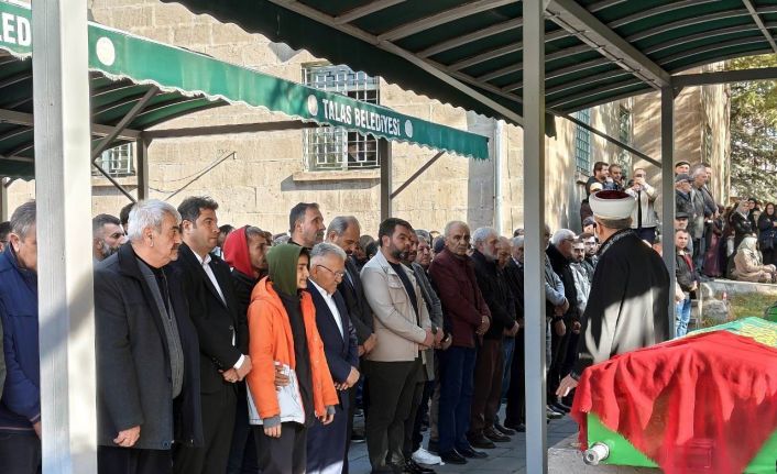 Sokak ortasında öldürülen kadına oğlundan son görev