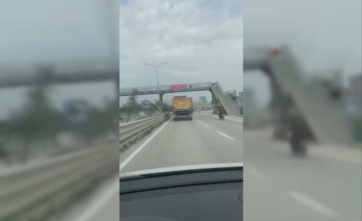 Sol şeritte 100 kilometre hızla ilerleyen hafriyat kamyonu hayrete düşürdü