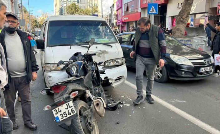 Sol şeritte seyreden motosikletli kamyonetle kafa kafaya çarpıştı: 2 yaralı