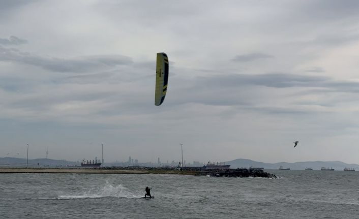 Sörf tutkunları lodosu fırsata çevirdi