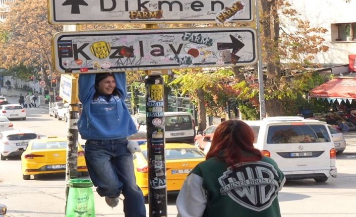 Sosyal medyada viral olan Kızılay tabelası yenilendi, bu kez de üzeri kirletildi