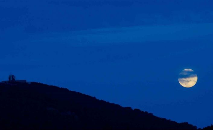 Spil Dağı’nın eşsiz manzarası "Kunduz Süper Ay" ile aydınlandı