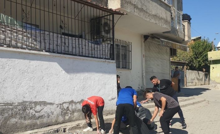 Spor Lisesi öğrencileri çevreye el attı, mahalleyi temizledi