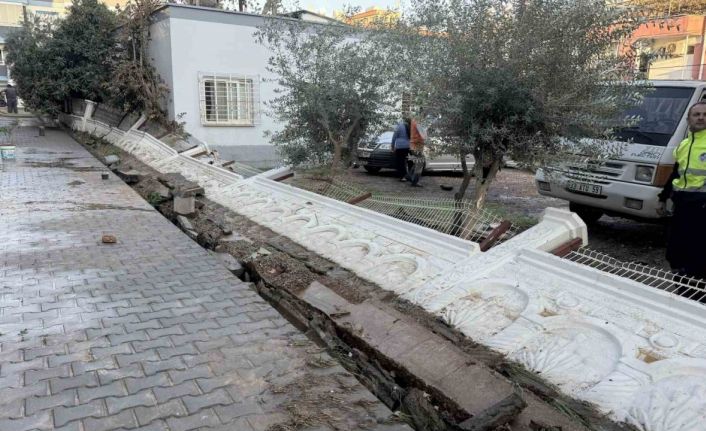 Su basan sitenin istinat duvarı yıkıldı