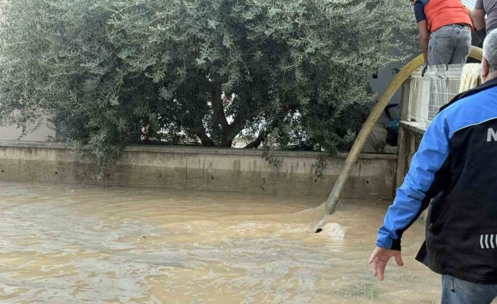 Su borusu patladı: Site bahçeleri suya gömüldü