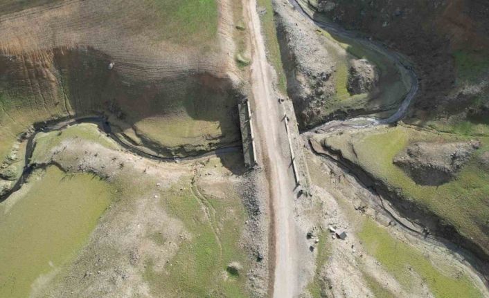 Su seviyesi düşen Gökçe Barajı’nda tarihi yolun kalıntıları gün yüzüne çıktı