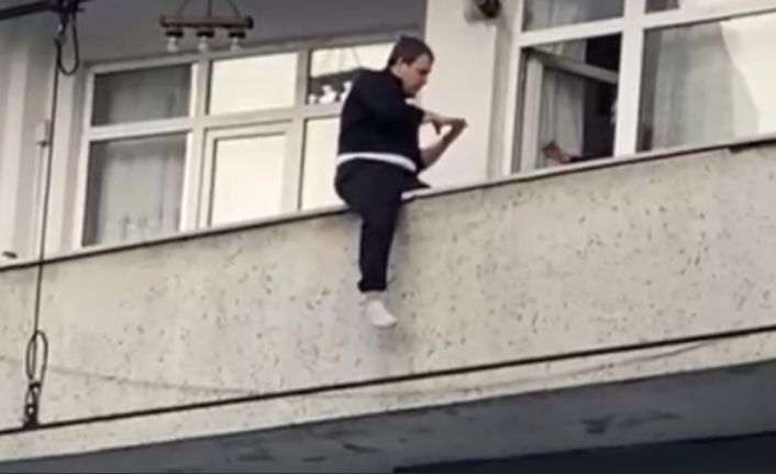 Sultangazi’de balkondan atlamak isteyen genç yürekleri ağza getirdi