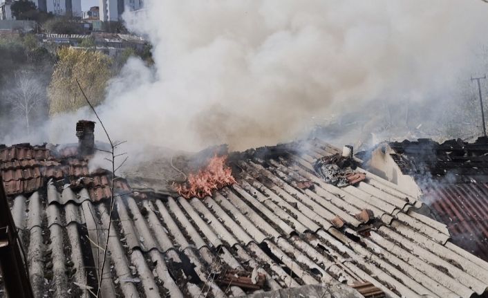 Sultangazi’de gecekonduda korkutan yangın