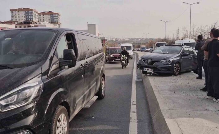 Sultangazi’de kamyonun sıkıştırdığı otomobil refüje çıktı: 1 Yaralı