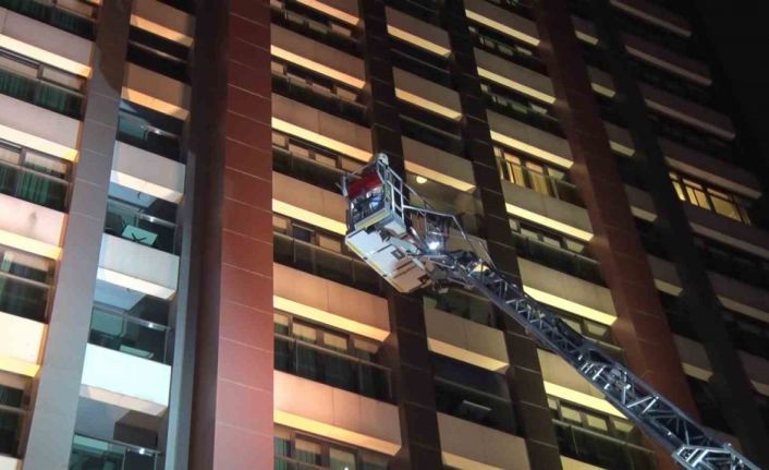 Sultangazi’de otelde yangın paniği: 4 kişi hastaneye kaldırıldı