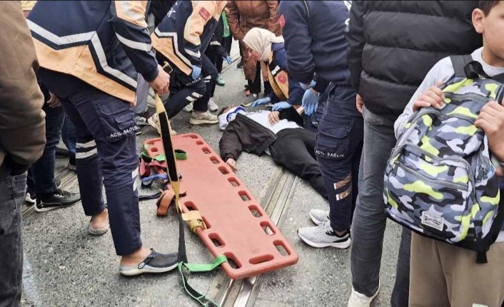 Sultangazi’de otomobil ile motosiklet tramvay yolunda çarpıştı: 1 yaralı