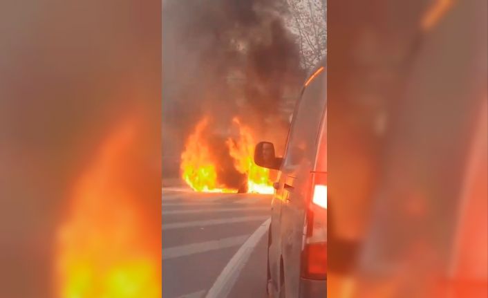 Sultangazi’de seyir halindeki araç alevlere teslim oldu