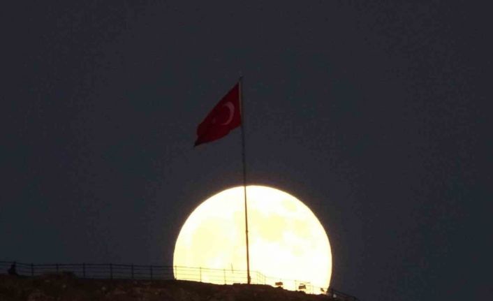 Süper Ay göz kamaştırdı