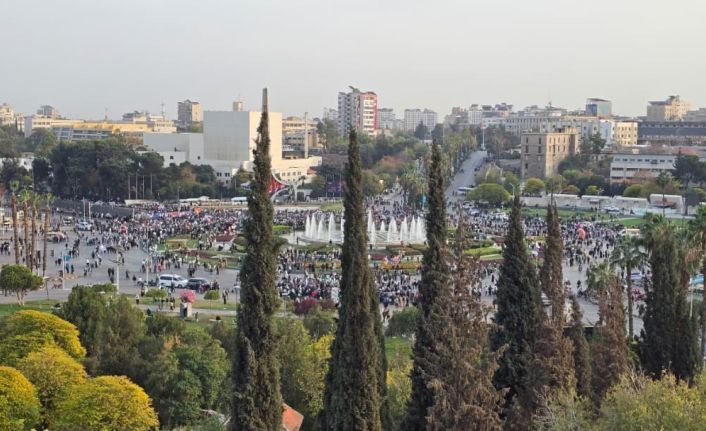 Suriye’de halk, ulusal birlik kutlamaları için meydanları doldurdu