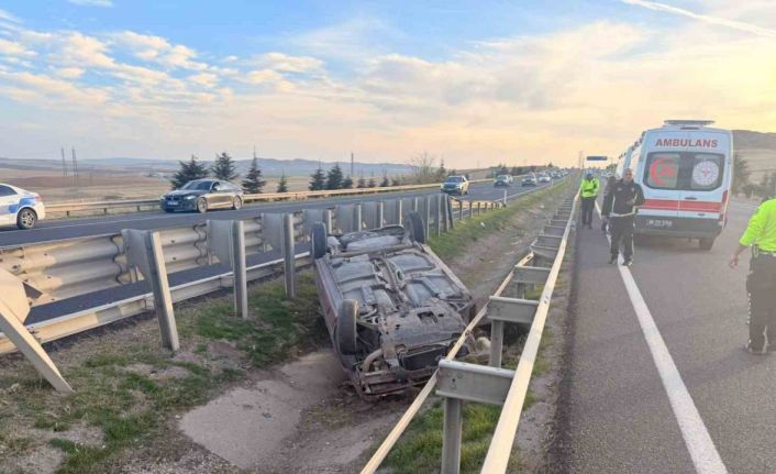 Sürücüsünün direksiyon hakimiyetini kaybettiği otomobil refüjde ters döndü: 1’i çocuk 3 yaralı