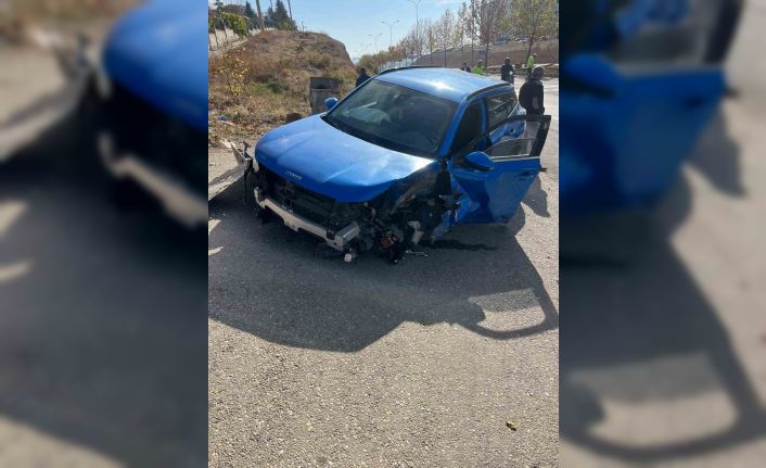 Sürücüsünün direksiyon hakimiyetini kaybettiği otomobil refüje çıktı