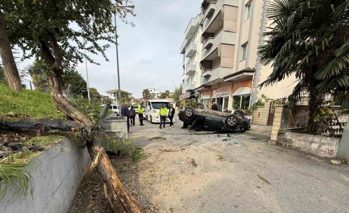 Taklalar atarak hurdaya dönen otomobilden burnu kanamadan çıktı