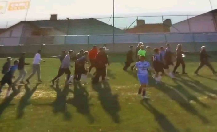 Taraftarlar sahaya girdi, maç tatil edildi