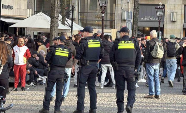 Taraftarlardan Dam Meydanı’nda Galatasaray’a coşkulu destek