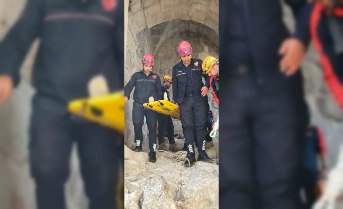 Tarihi kaleye çıkarken ayağı kırıldı, sedyeyle 1 kilometre taşınarak hastaneye kaldırıldı