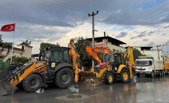 Tarsus’ta gece boyunca yağış mesaisi