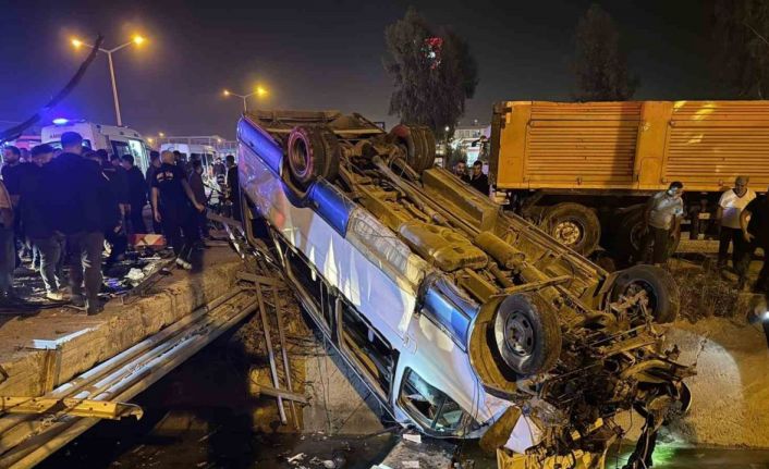 Tarsus’ta yolcu minibüsü ile otomobil çarpıştı: 10 yaralı
