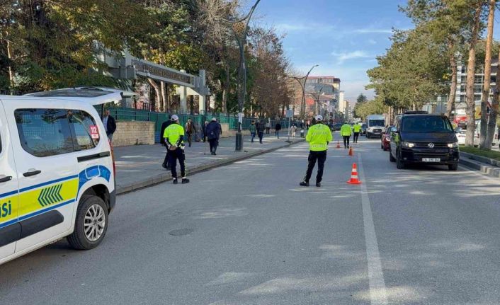 Tatvan’da kış lastiği denetimleri devam ediyor