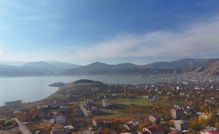 Tatvan’da sonbaharın büyüleyici renkleri görüntülendi