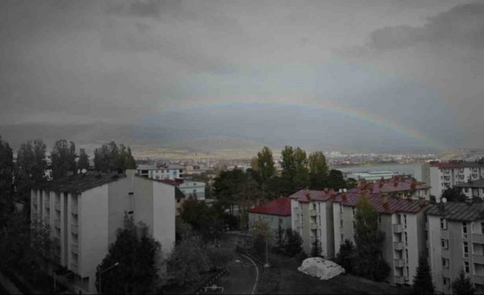 Tatvan’da yağmur sonrası gökkuşağı