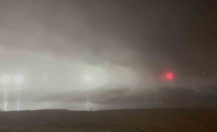 Tatvan’da yoğun sis sürücülere zor anlar yaşattı