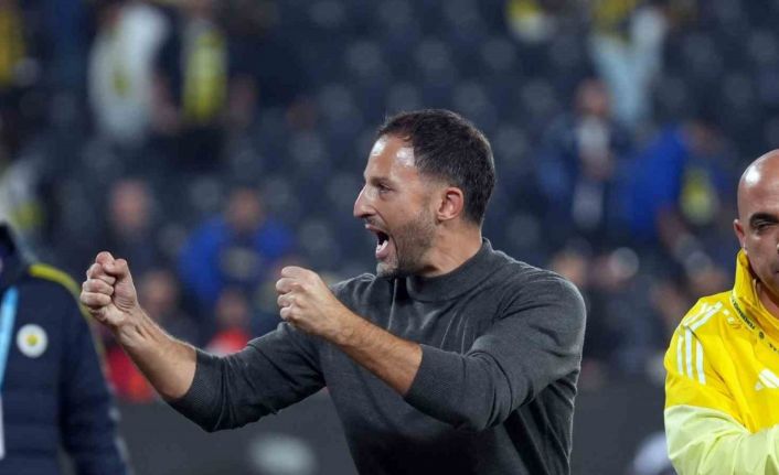 Tedesco, galibiyet sonrası tribünleri turladı