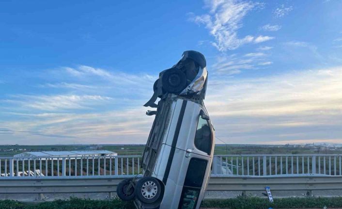 Tekirdağ’da ilginç kaza: Bariyere çarpan araç dik durdu, 2 kişi yaralandı