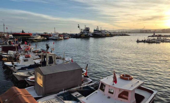 Tekirdağ’da lodos fırtınası balıkçıları denize çıkartmadı
