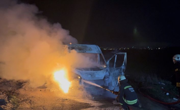 Tekirdağ’da panelvan minibüs alev topuna döndü