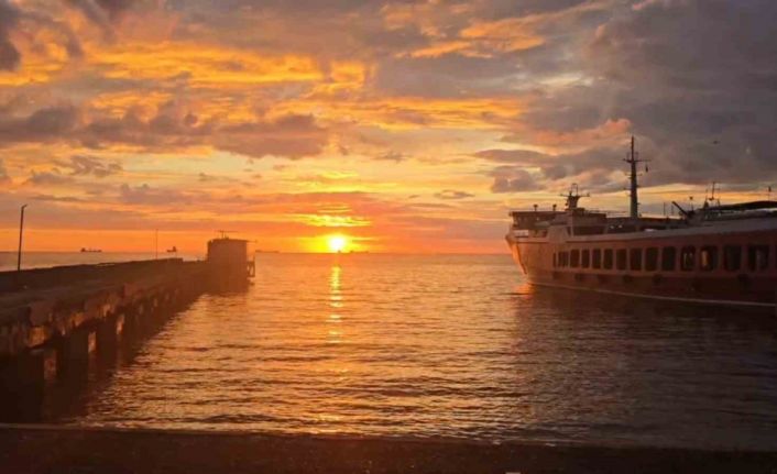 Tekirdağ’da sabah gökyüzü mest etti: Gökyüzü alev alev