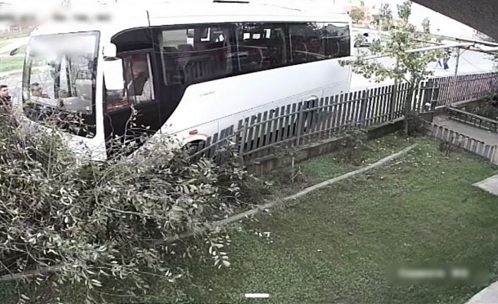 Tekirdağ’da servis minibüsü ağaca çarptı: 1 yaralı