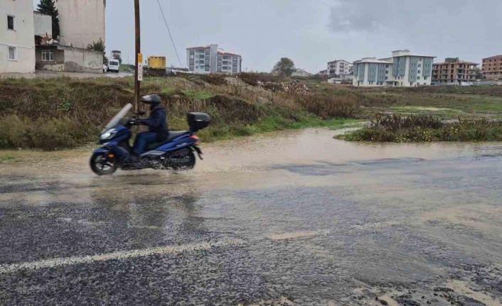 Tekirdağ’da şiddetli sağanak yolları dereye çevirdi