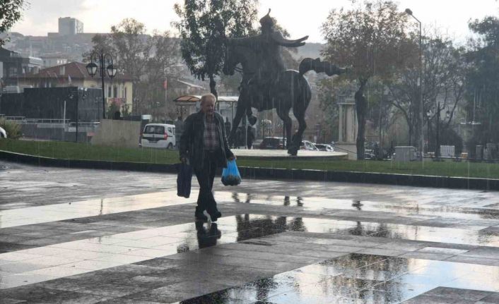Tekirdağ’da şiddetli yağış etkili oldu, vatandaşlar sığınacak yer aradı